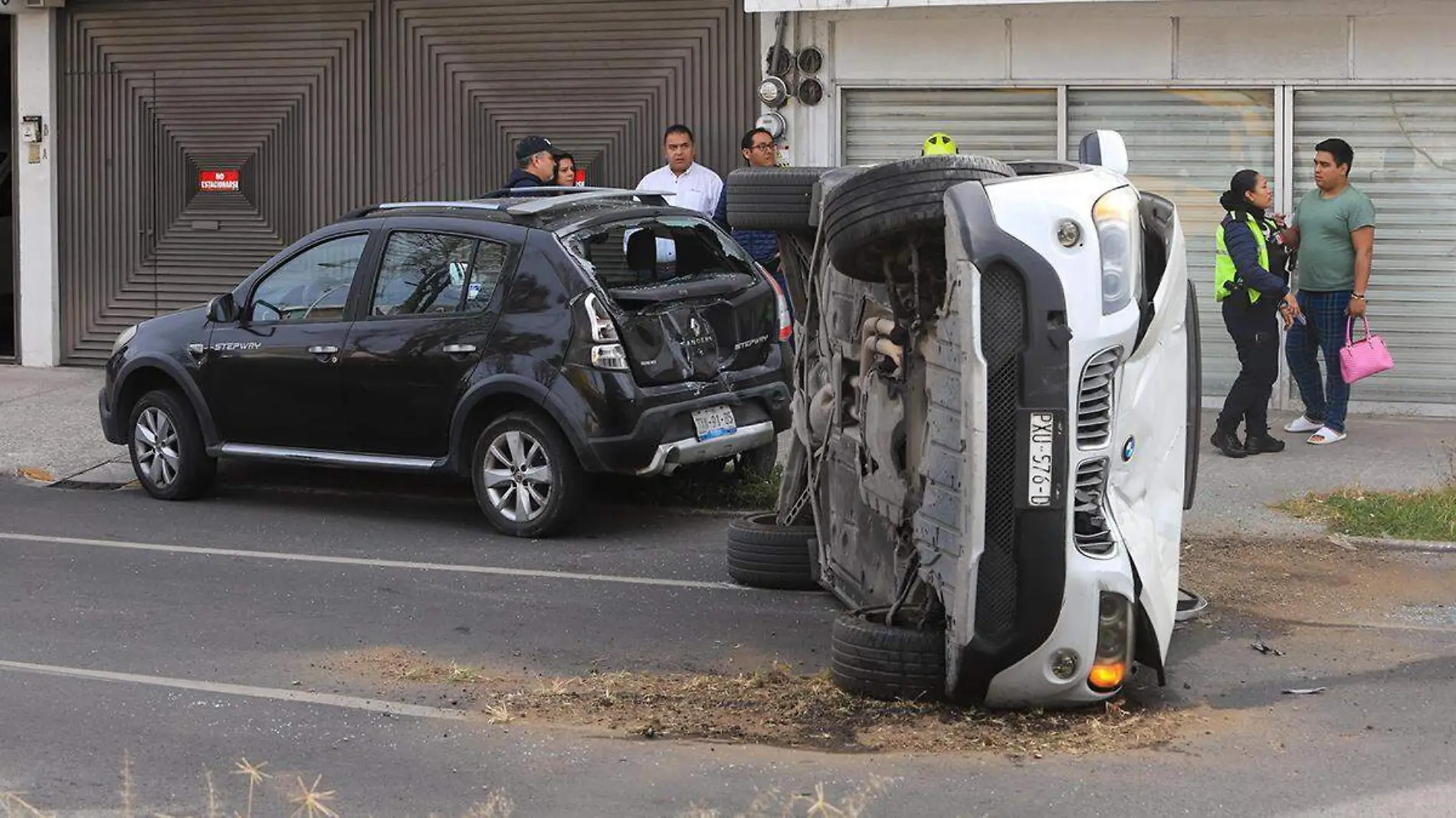 Una mujer volcó su auto de la marca BMW en calles de la colonia Jardines de San Manuel en la ciudad de Puebla